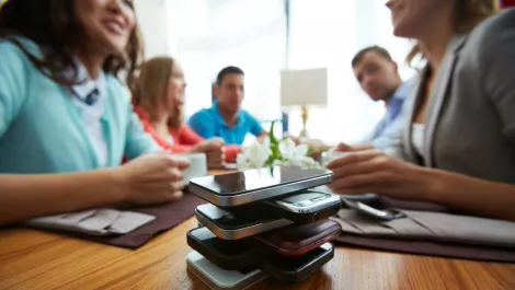 Kiwi smartphone shipments plunge and the leader changes - again