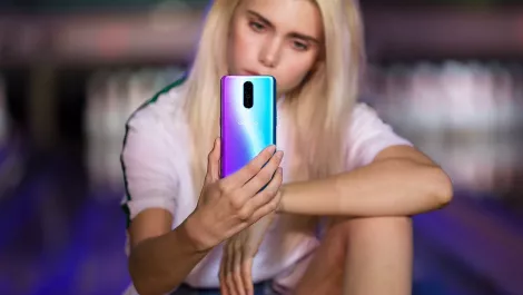 Oppo r17 pro radiant mist lifestyle 2